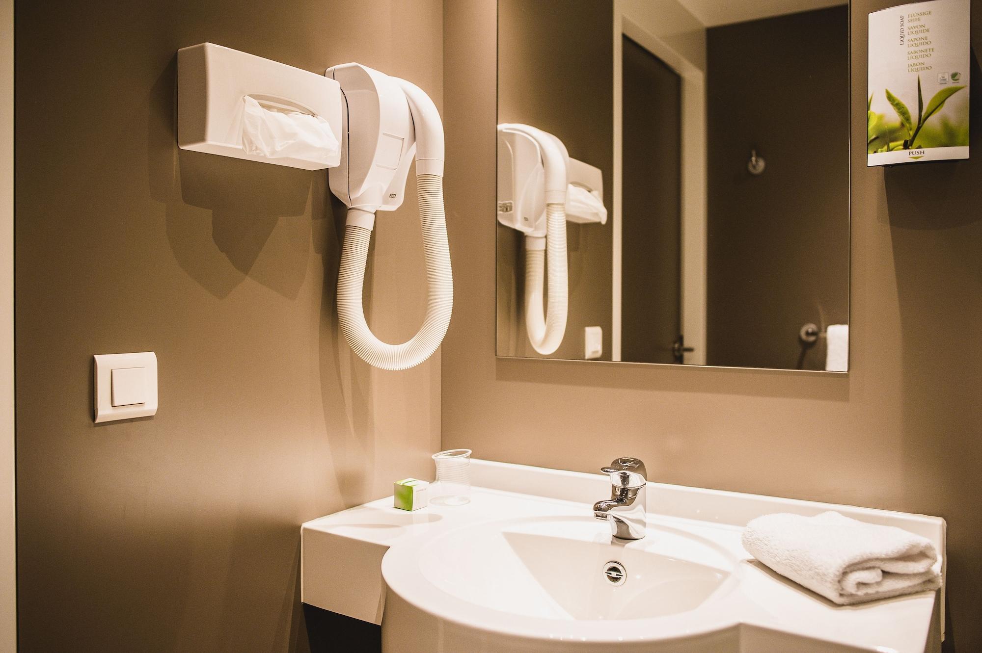 Dc Hotel Charleroi Airport Eksteriør bilde